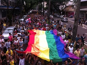 Parada LGBT reúne milhares de pessoas neste domingo em Maringá